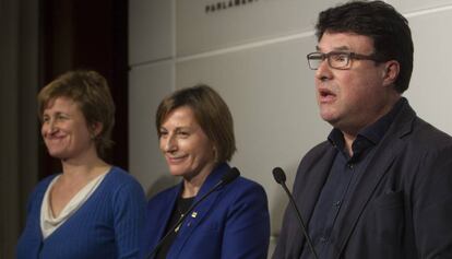 Anna Simó, Carme Forcadell y Joan Josep Nuet, este jueves, en el Parlament.