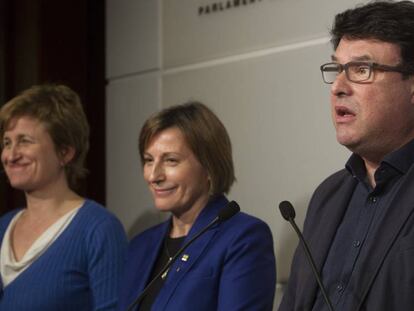 Anna Simó (a la izquierda), junto a Carme Forcadell y Joan Josep Nuet, en el Parlamento catalán.