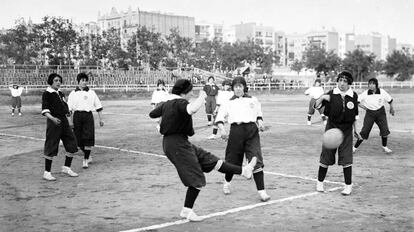 El primer partit de dones a Barcelona, el 9 de juny del 1914, amb jugadores de l'Spanish Girl's Club, que van formar dos equips, el Giralda i el Montserrat, al camp de l'Espanyol.