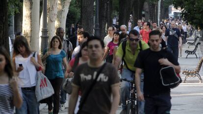 Pessoas caminhando e usando bicicletas para se locomover.