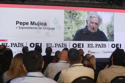 El expresidente de Uruguay, José Mujica, habla en vídeo mensaje emitido en el foro 'El reto social de América Latina'. 