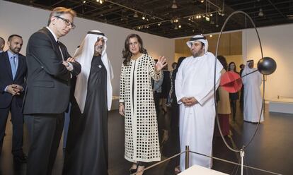 Barenblit, Al Nahyan, Grandes y Abdullah, de izquierda a derecha, durante la inauguración, delante de una obra de Calder.