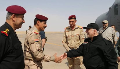 El primer ministro de Irak, Haider al Abadi, felicitó el pasado 9 de julio a las fuerzas gubernamentales por su “victoria” sobre el ISIS. Después de nueve meses de duro combate urbano, las tropas lograron prácticamente echar a los yihadistas de esa ciudad, aunque aún quedaban algunos combatientes en la zona Al Qaliyat. Sin embargo, el fin del control de Mosul por ese grupo radical suní no significa ni su derrota ni el final de los problemas étnicos y sectarios de Irak que facilitaron su ascenso en primer lugar. Y eso a pesar de que también está perdiendo terreno al otro lado de la frontera con Siria, en Raqa. En la fotografía, el primer ministro iraquí, Haider al-Abadi, saluda a oficiales de la policía y el Ejército el 9 de julio a su llegada a Mosul.