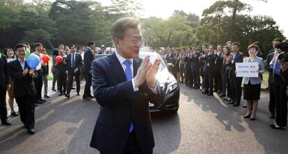 El presidente surcoreano, Moon Jae-in (i), sale de su residencia oficial en Seúl para dirigirse a la aldea fronteriza de Panmunjom.