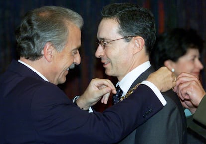 El entonces presidente Andrés Pastrana (izq.) condecora a Álvaro Uribe tras resultar electo en 2002.