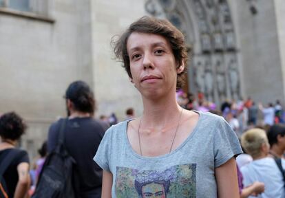 "O dia de hoje é um dia de luta, não de parabenização, flores e etc. Não pode ser isso. É um dia de resistência!", diz a professora Graziela, no protesto em São Paulo, diante da Catedral da Sé. Ela conta que já acompanha os movimentos que lutam pelas mulheres há anos e defende que é importante ampliar a luta pelas mulheres trans que são afetadas pela violência, particularmente no Brasil.