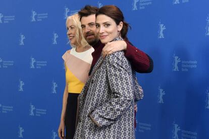 Susi Sánchez (izquierda), Ramón Salazar y Bárbara Lennie, en la presentación de 'La enfermedad del domingo'.