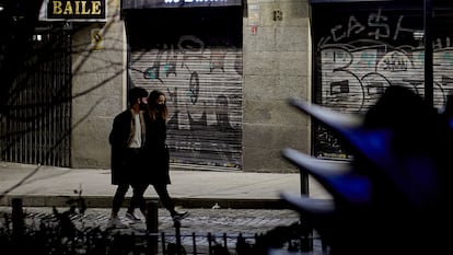 Dos personas pasan por delante de un comercio cerrado el 17 de enero en Madrid.