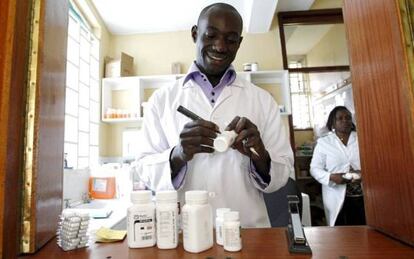 El farmacéutico Michael Otieno dispensa anti retrovirales en el Mater Hospital de Nairobi.