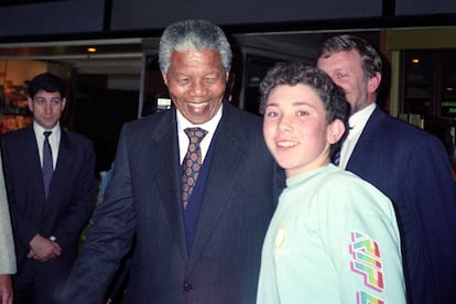 Ese mismo año, el joven adolescente consiguió hacerse su primera foto con un famoso: el cantante Sammy Davis Jr. Esa experiencia marcaría el inicio de su proyecto 'Richard & Famous', pero él aún no lo sabía.

	En la foto, con Nelson Mandela en 1990.