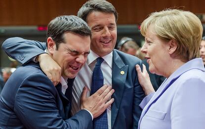 Matteo Renzi, centro, junto al Primer Ministro griego, Alexis Tsipras, y la canciller alemana, Angela Merkel en Bruselas, el 25 de junio de 2015.