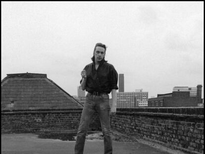 Jackie Leven en su etapa de Doll by Doll, sobre un tejado de Londres (1981).