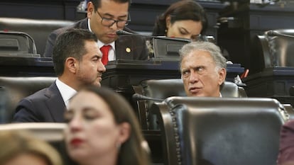 Miguel Ángel Yunes Márquez habla con su padre, Miguel Ángel Yunes Linares, este 10 de septiembre en la sesión del Senado.