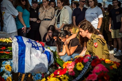 Allegados de Noa Marciano asisten a su funeral este viernes en Modiin (Israel), la cabo fue secuestrada por Hamás y su cadáver fue recuperado por el ejército israelí en Gaza, en un edificio cercano al hospital Al Shifa.