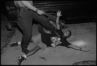Una de sus imágenes más recientes, del actual conflicto racial en Estados Unidos. La policía arresta con violencia a un ciudadano negro en Nueva Orleans. 