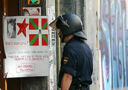 Un agente observa un cartel de homenaje a Arkaitz Otazua en la <i>herriko</i> Marruma, clausurada ayer.