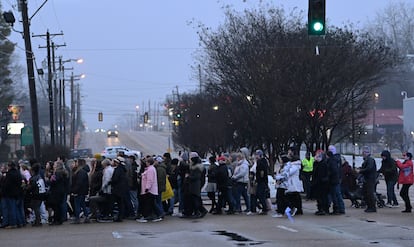 Los fans atraviesan el Elvis Presley Boulevard para entrar al  funeral de Lisa Marie Presley por la puerta principal de Graceland. La hija del rey del rock ha sido enterrada en esa finca junto a su padre, sus abuelos y su hijo Benjamin, que se suicidó en julio de 2020, a los 27 años.