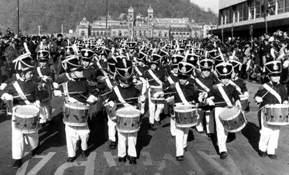 San Sebastián, 20 de enero de 1979. Más de 20.000 niños desfilan al son de la marcha de Sarriegui, en la tamborrada infantil.