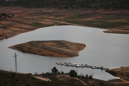 Embarcación en el embalse de Entrepeñas en Sacedón (Guadalajara).