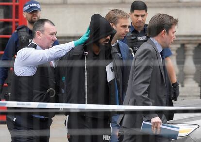 La policía traslada al arrestado frente al Parlamento en Londres.