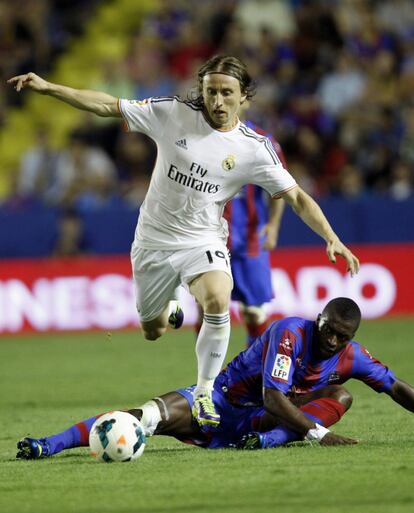 Luka Modric regate a Diop, en el suelo