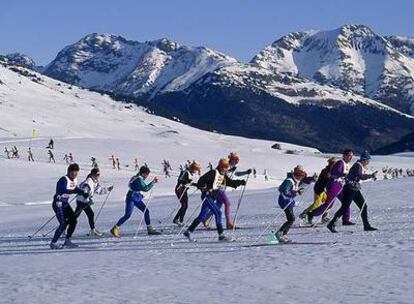 Marcha de esquiadores en Beret, en el Valle de Arán (Lleida), un enclave que abrió la temporada con 51 kilómetros de pistas abiertas y 125 centímetros de nieve.