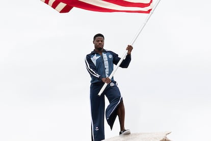 O velocista Emmanuel Matadi com o uniforme olímpico da Libéria. 