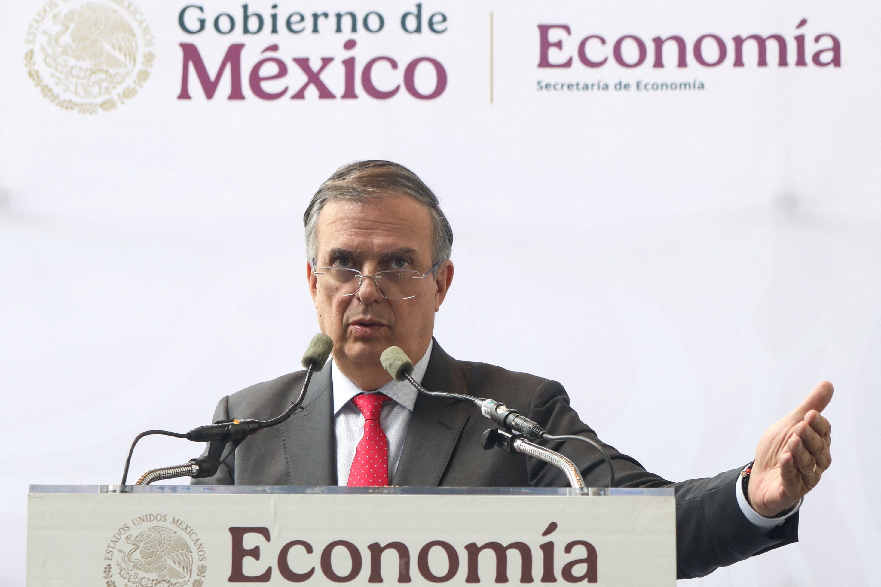 Ebrard mueve con cautela sus fichas para 2030