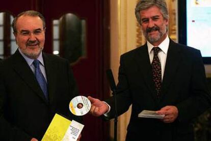 Pedro Solbes entrega los Presupuestos al presidente del Congreso, Manuel Marín, en el Congreso.