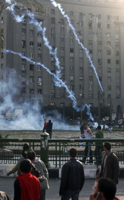 La policía arroja gases lacrimógenos en El Cairo.