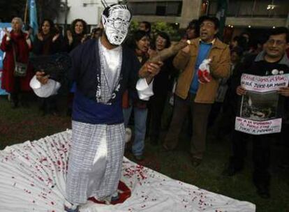 Protestas ante la casa del embajador japonés en Lima