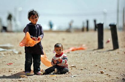 Duas crianças refugiadas sírias no acampamento de Zaatari, na Jordânia.