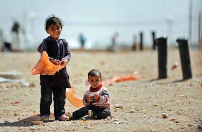 Dos ni&ntilde;os refugiados sirios en el campo jordano de Zaatari. 