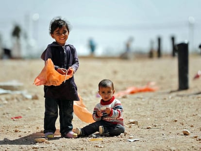 Duas crianças refugiadas sírias no acampamento de Zaatari, na Jordânia.