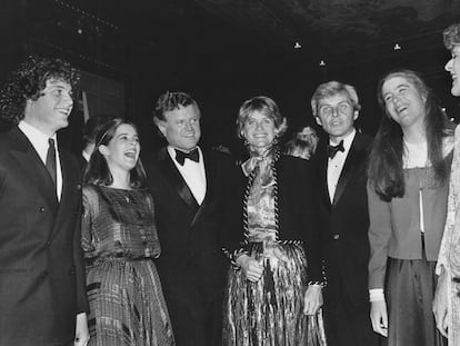 Jean Kennedy Smith, en el centro, flanqueda por su hermano Edward y su marido Stephen Edward Smith, sus sobrinos Edward M Kennedy y Kara Kennedy (a su izquierda),  y Robin Elizabeth Lawford y Patricia Kennedy Lawford, en una imagen de 1976.