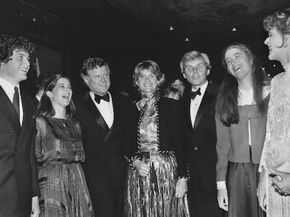 Jean Kennedy Smith, en el centro, flanqueda por su hermano Edward y su marido Stephen Edward Smith, sus sobrinos Edward M Kennedy y Kara Kennedy (a su izquierda), y Robin Elizabeth Lawford y Patricia Kennedy Lawford, en una imagen de 1976.