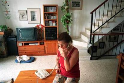 Mujer hablando por teléfono desde su domicilio, en Barcelona,