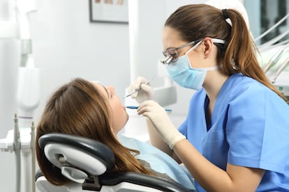 Una mujer se hace una revisión odontológica.