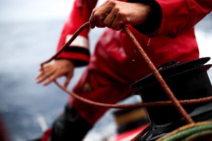 Un miembro del Dongfeng recoge los cabos.