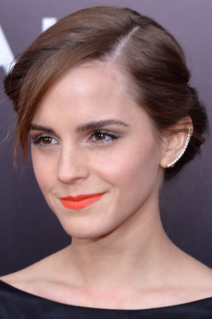 Emma Watson prefiere un modelo de brillantes que cubra todo el contorno de su oreja.