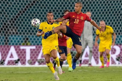 El centrocampista español Thiago Alcántara golpea el balón ante el jugador de Suecia Robin Quaison.