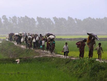 Refugiados rohingya huyen del norte de Myanmar hacia Bangladesh este s&aacute;bado. 