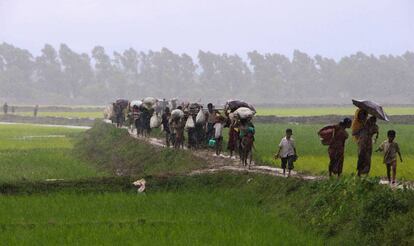 Refugiados rohingya huyen del norte de Myanmar hacia Bangladesh este s&aacute;bado. 