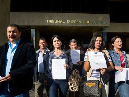 Opposition deputies show up at the Supreme Court.