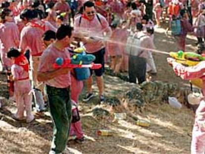 Un momento de la batalla del vino, ayer, en los Riscos de Bilibio de Haro (La Rioja).