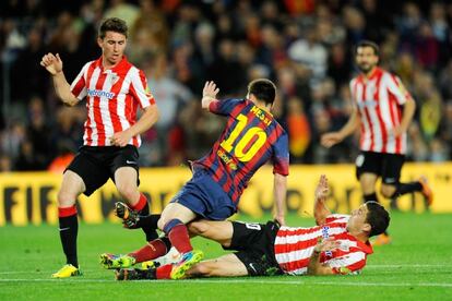 De Marcos derruba Messi diante de Laporte.