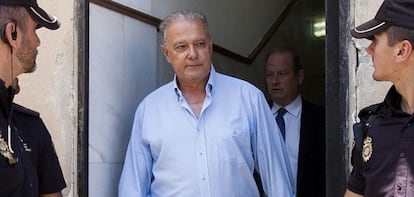 El exconsejero de la Junta de Andalucía, Ángel Ojeda, a su salida de los juzgados de Cádiz tras prestar declaración.