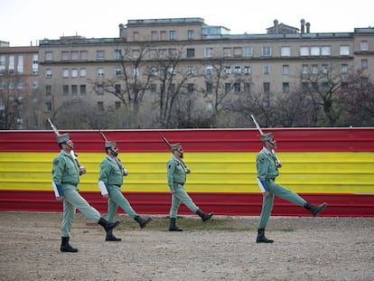 Quatre legionaris desfilen per les casernes de Sant Andreu.