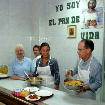 Monjas y voluntarios esperan la llegada de personas necesitadas que comen en la <i>Cocina económica</i> de Oviedo que gestionan hermanas de las Hijas de la Caridad de San Vicente de Paúl.