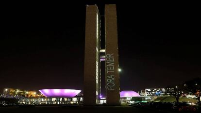 Protesto projeta 'Fora, Temer' no Congresso, um dia antes da sessão que vota a denúncia contra o presidente.